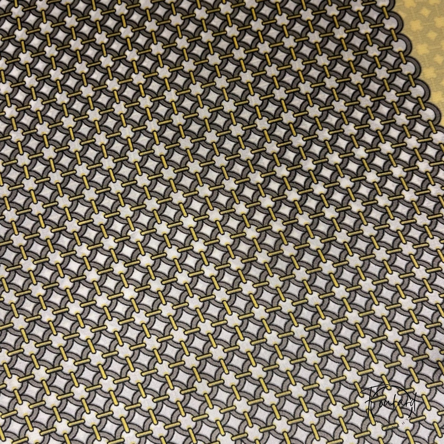 Foulard carré 70x70 – Motif graphique chic jaune et noir