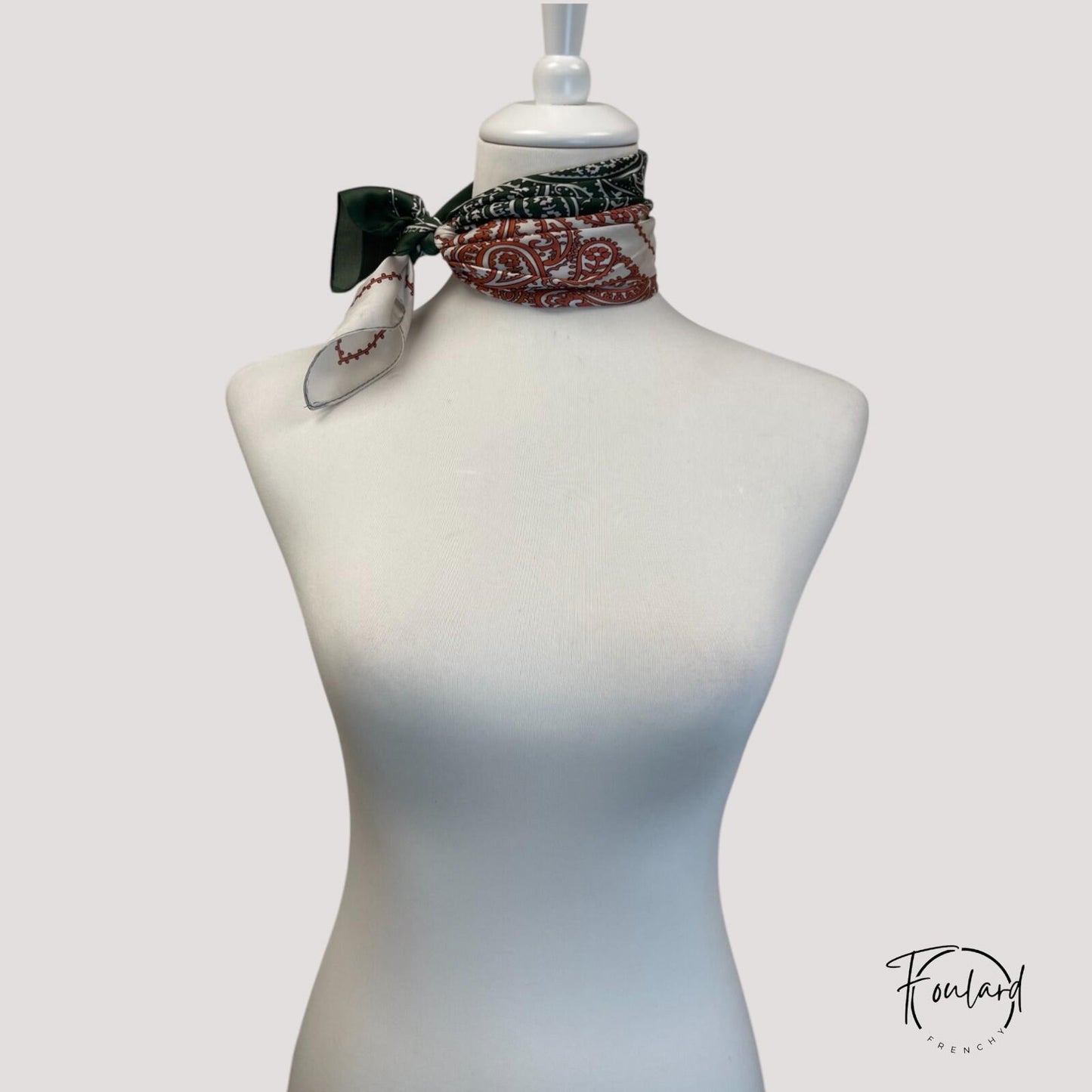Foulard carré 70x70 – Motif bandana bicolore vert et terracotta