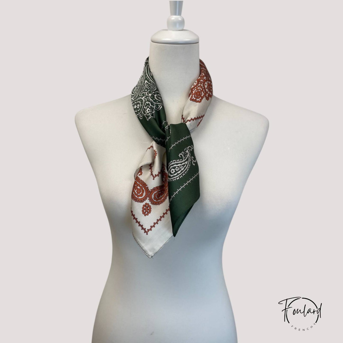 Foulard carré 70x70 – Motif bandana bicolore vert et terracotta