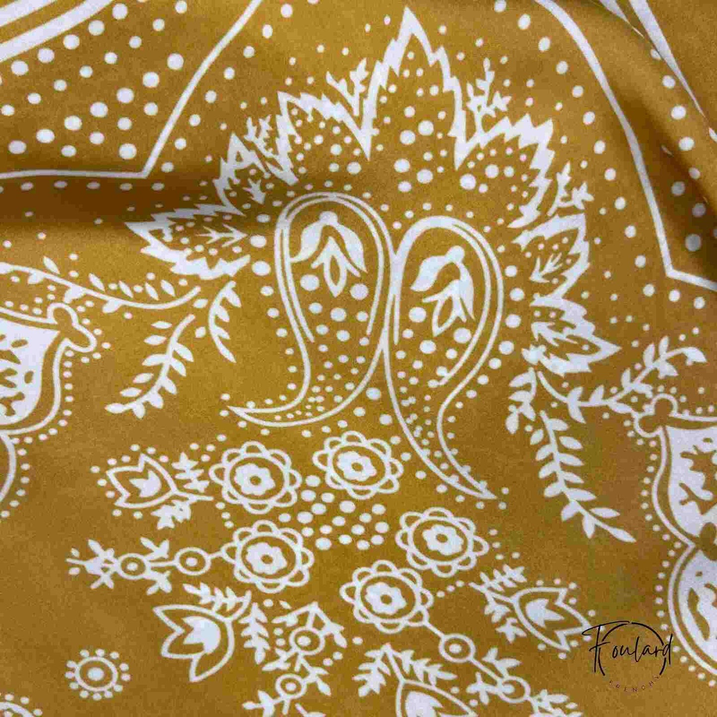 Foulard carré 70x70 – Motif bandana blanc sur fond moutarde