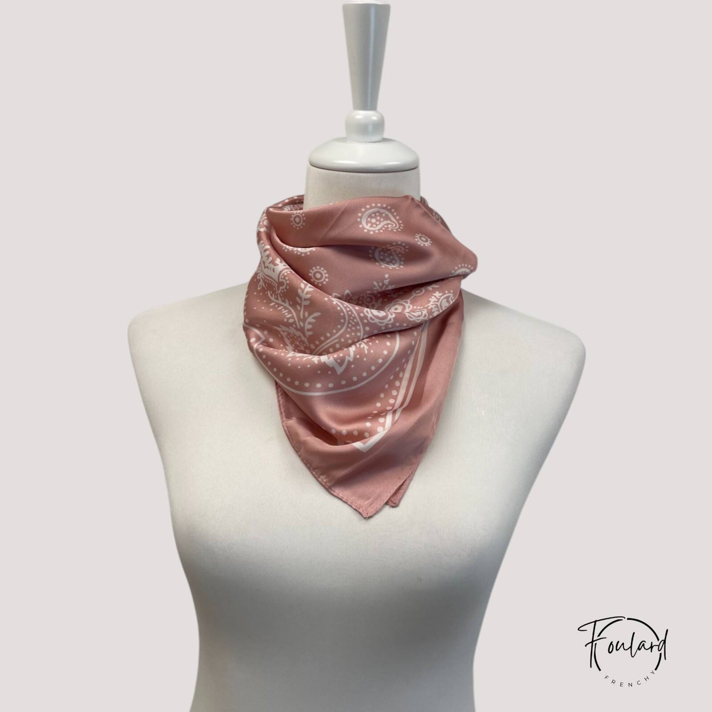 Foulard carré 70x70 – Motif bandana blanc sur fond rose poudré