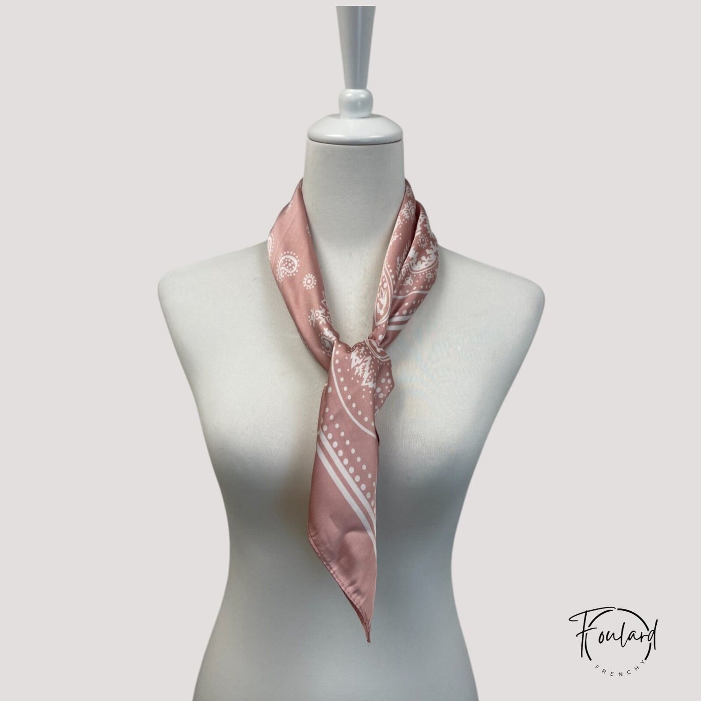 Foulard carré 70x70 – Motif bandana blanc sur fond rose poudré