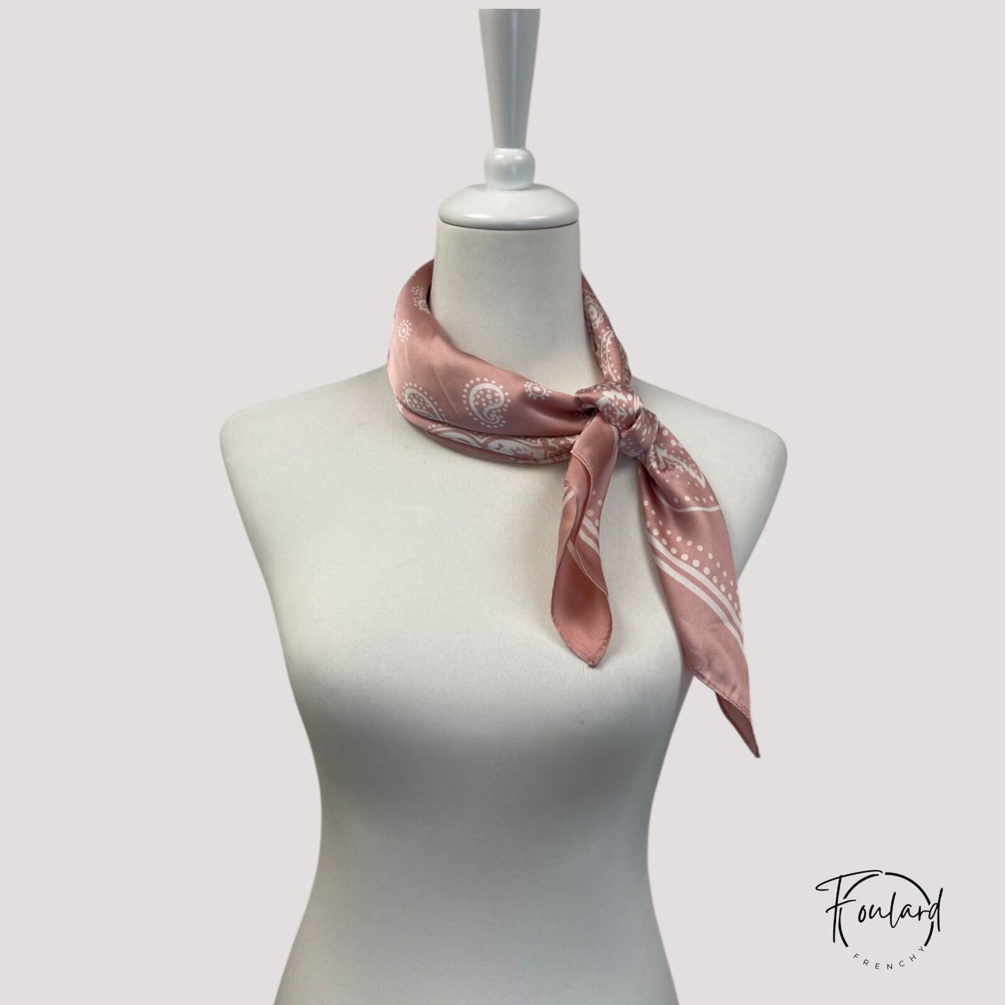 Foulard carré 70x70 – Motif bandana blanc sur fond rose poudré