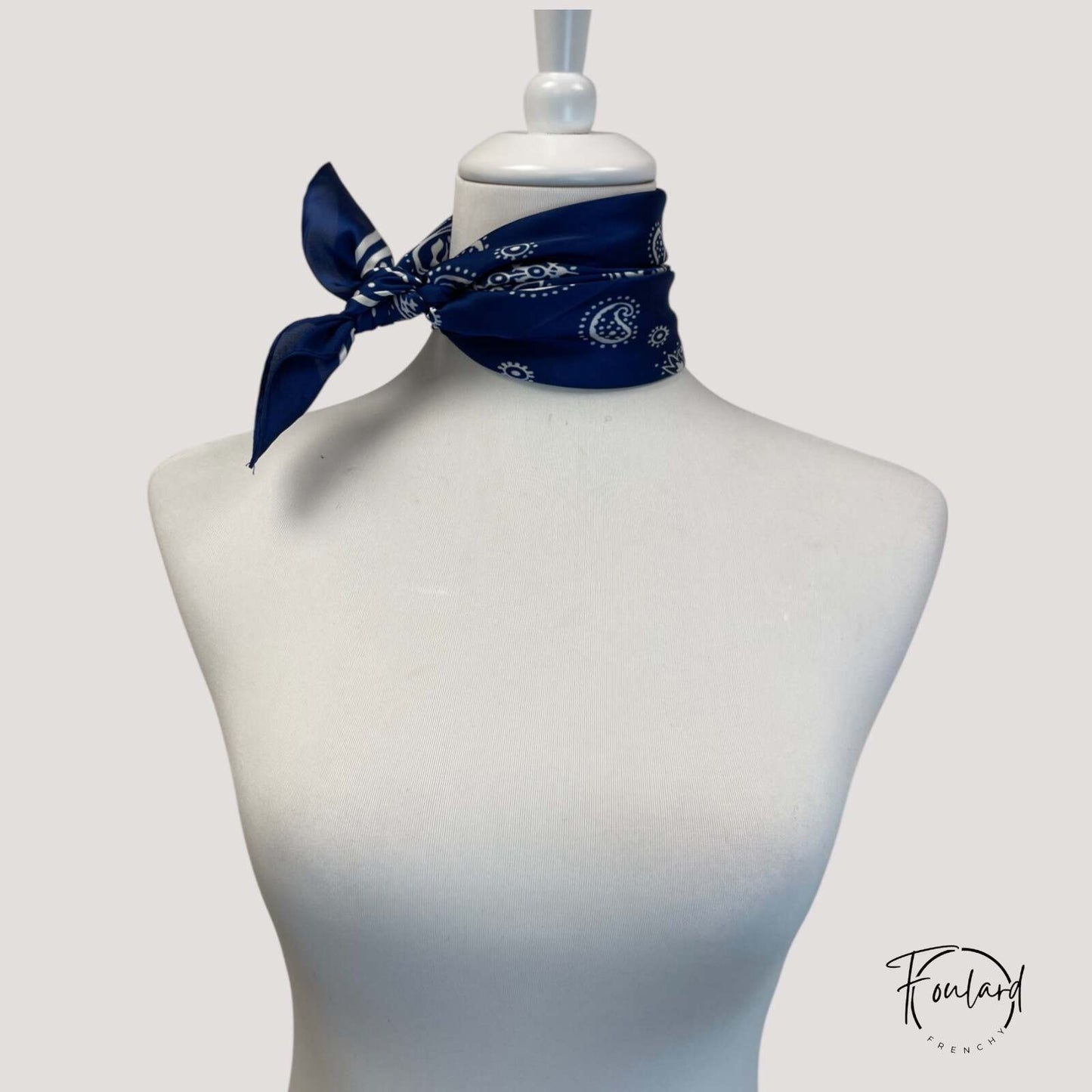 Foulard carré 70x70 – Bandana classique bleu marine et blanc