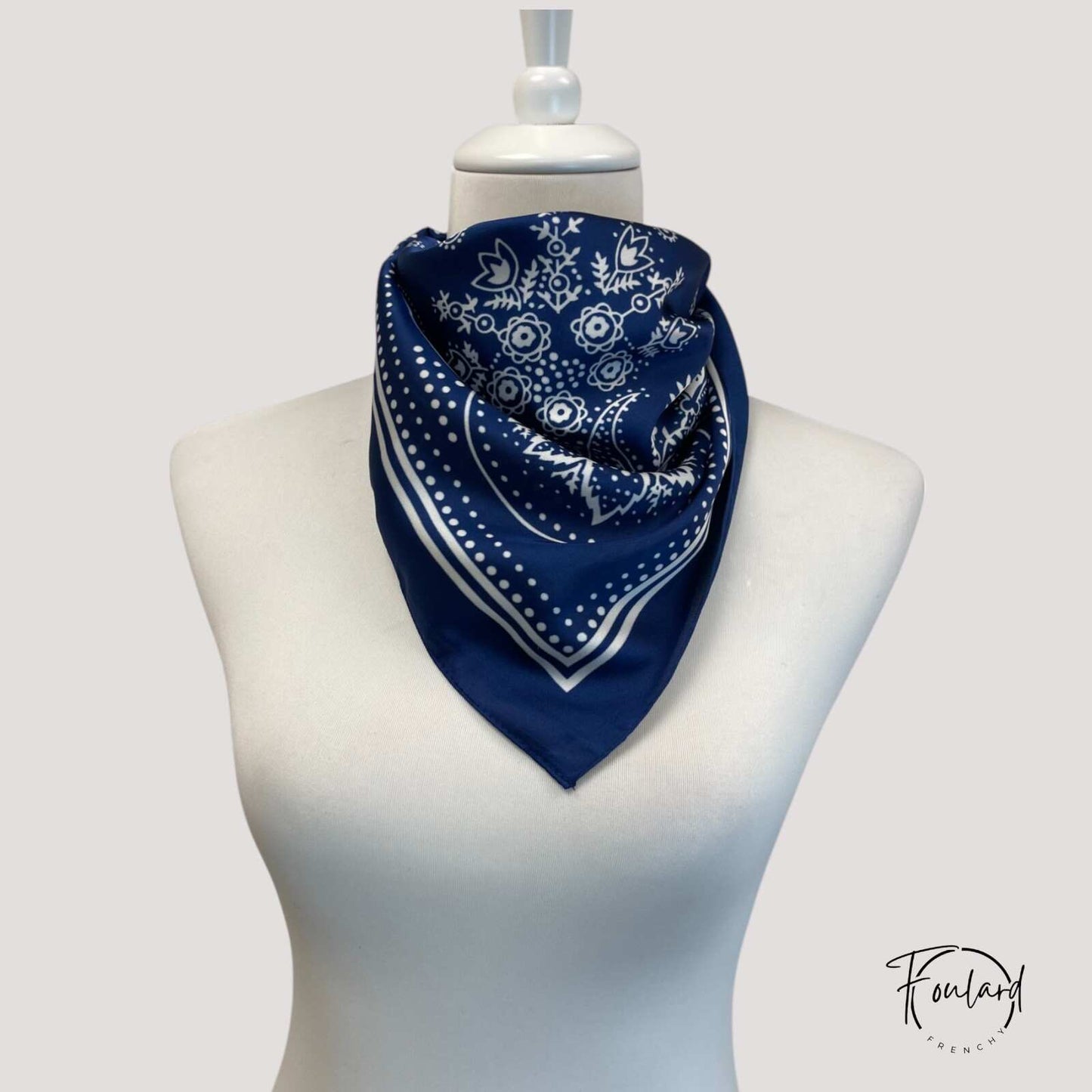 Foulard carré 70x70 – Bandana classique bleu marine et blanc