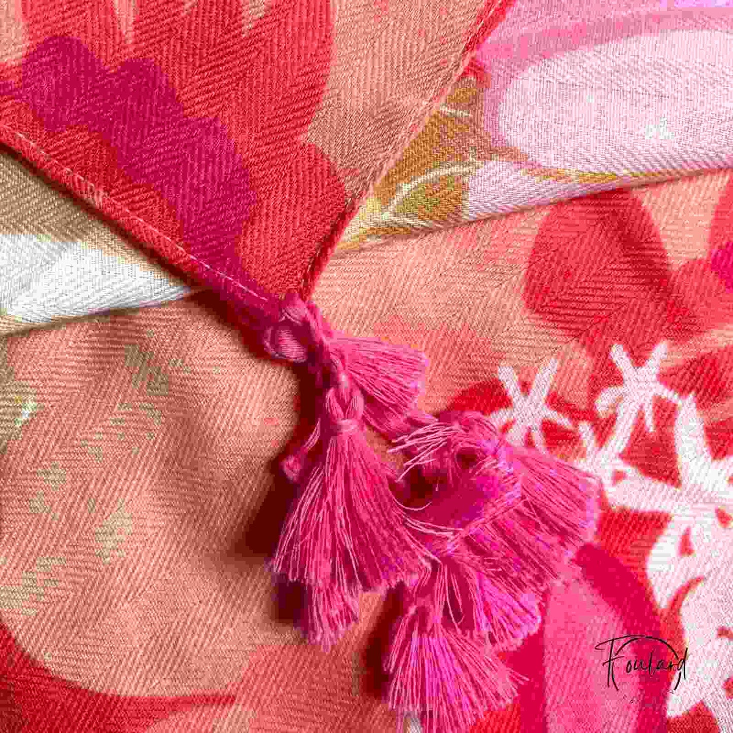Foulard en coton aux tons roses et corail – Élégance florale et féminine
