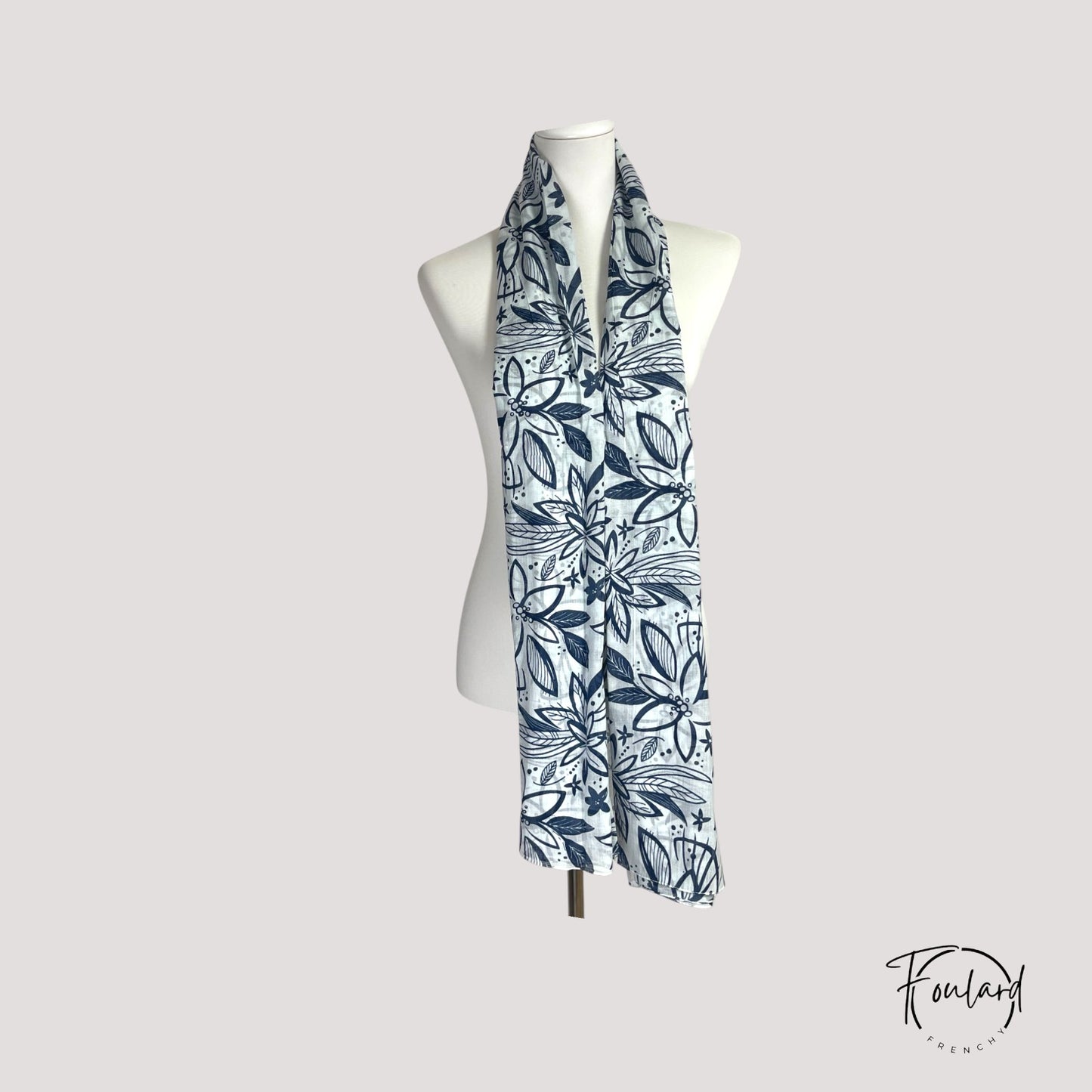 Foulard en coton à motif floral bleu marine – L’accessoire chic et intemporel