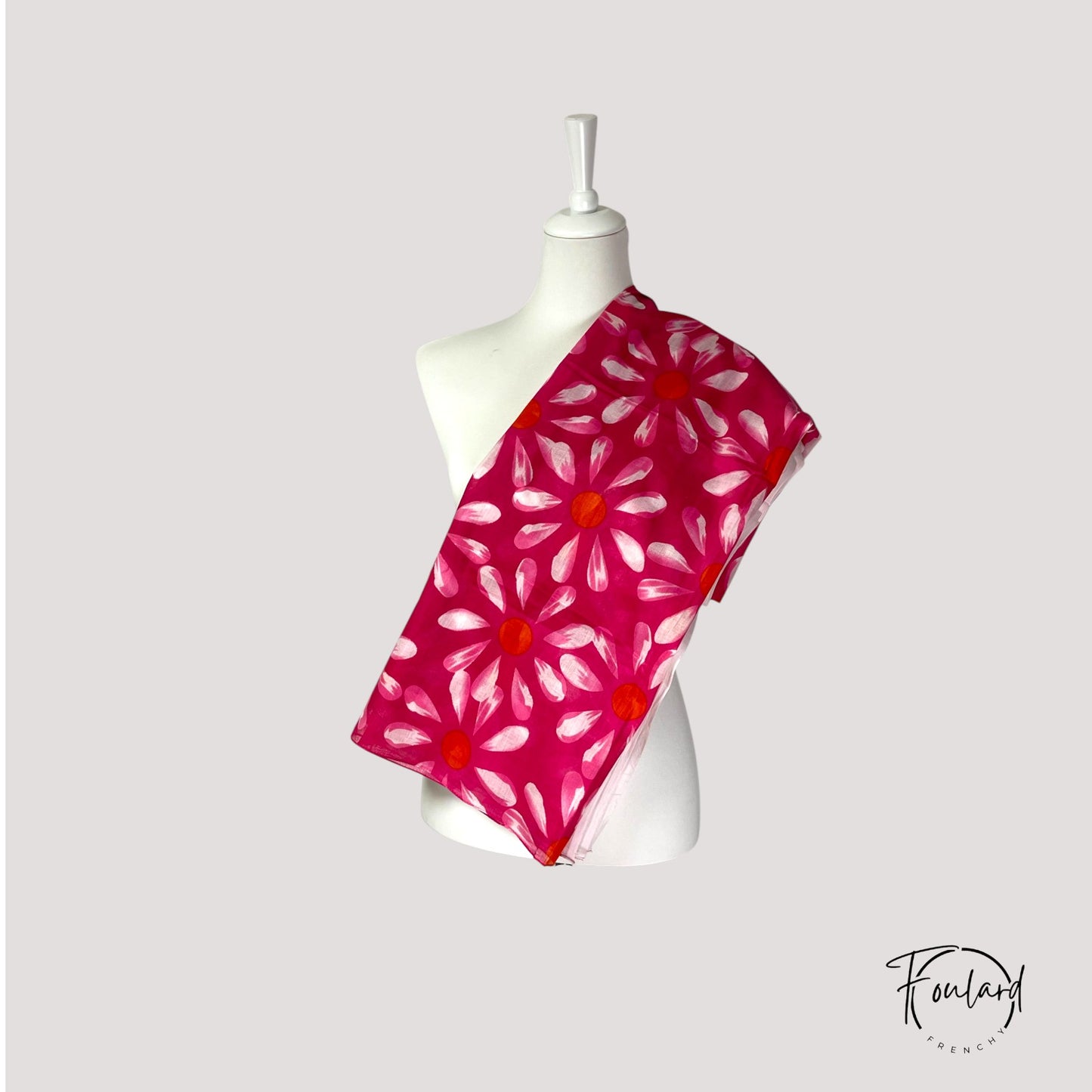 Foulard en coton fuchsia à motifs floraux – Élégance et peps au quotidien