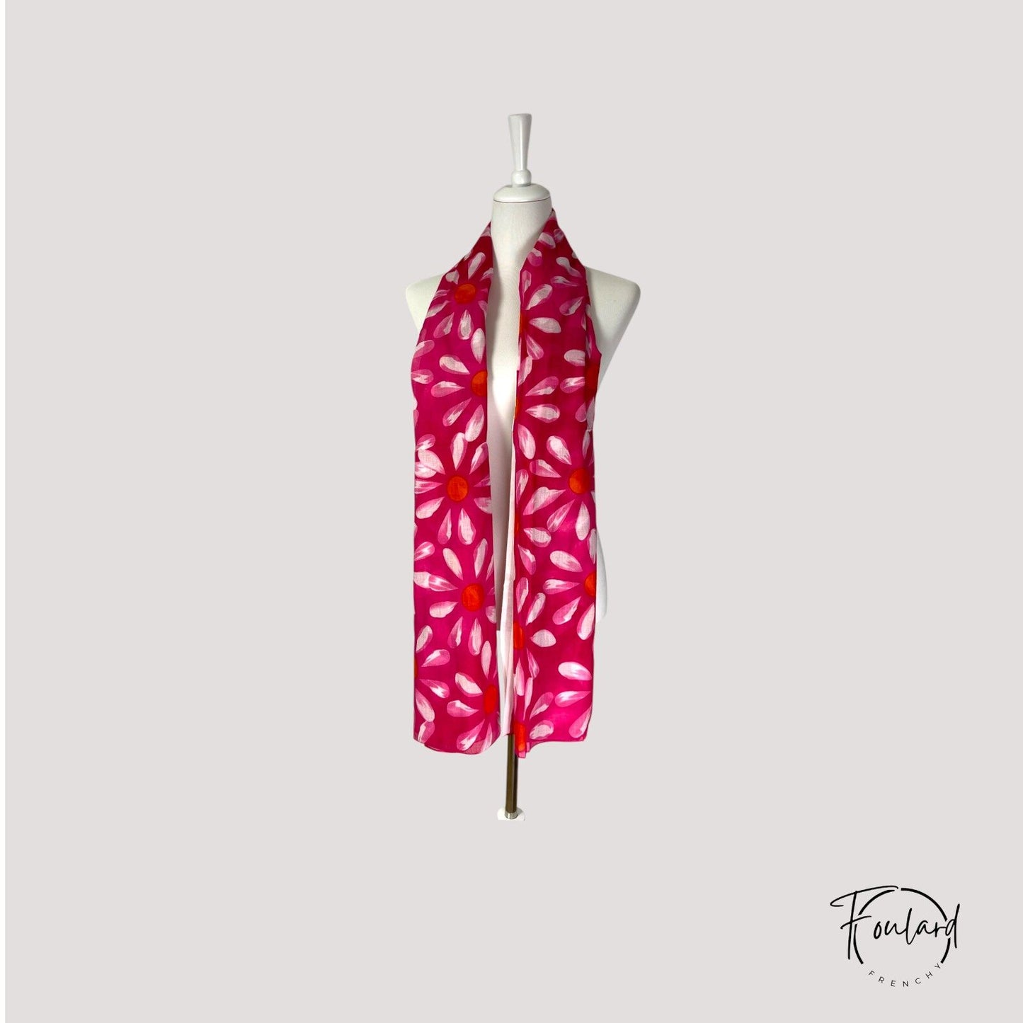 Foulard en coton fuchsia à motifs floraux – Élégance et peps au quotidien