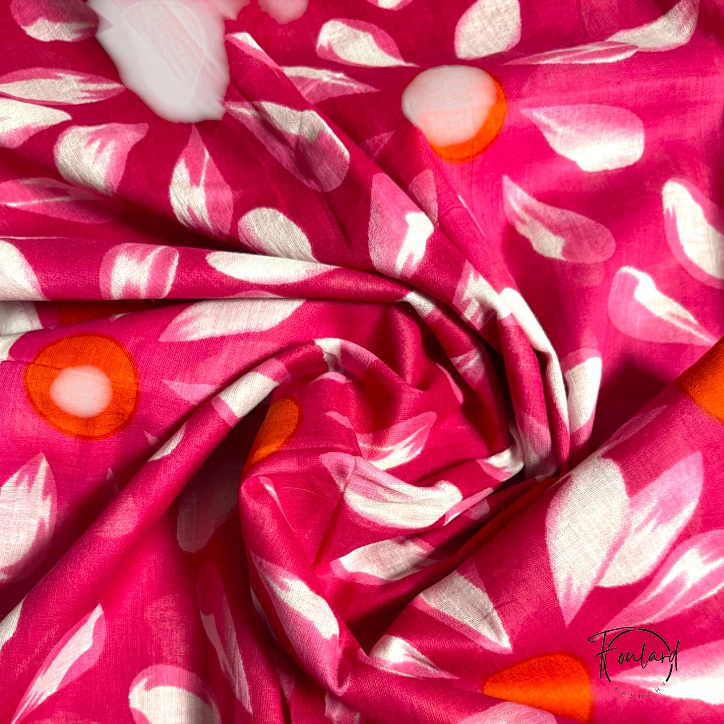 Foulard en coton fuchsia à motifs floraux – Élégance et peps au quotidien