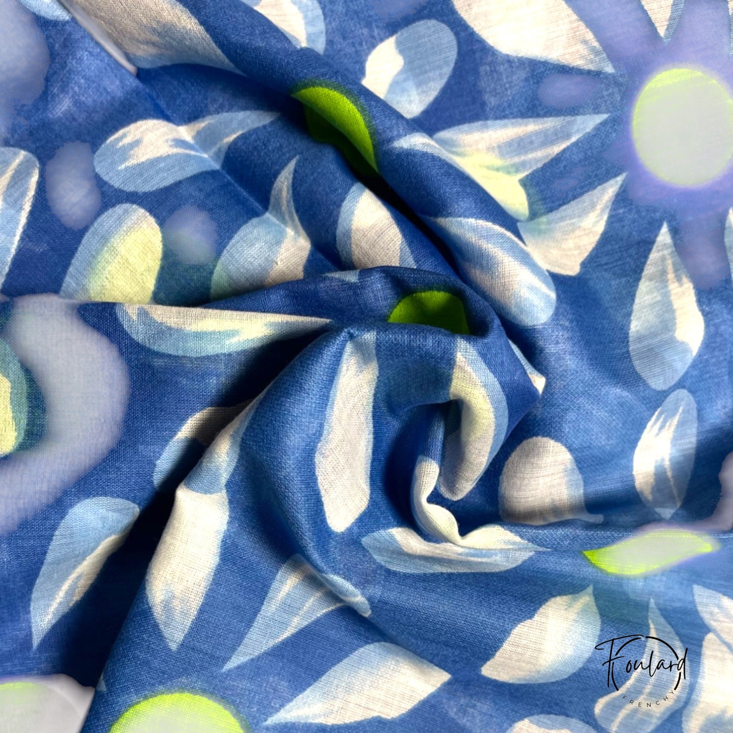 Foulard en coton bleu à fleurs – Fraîcheur et style estival