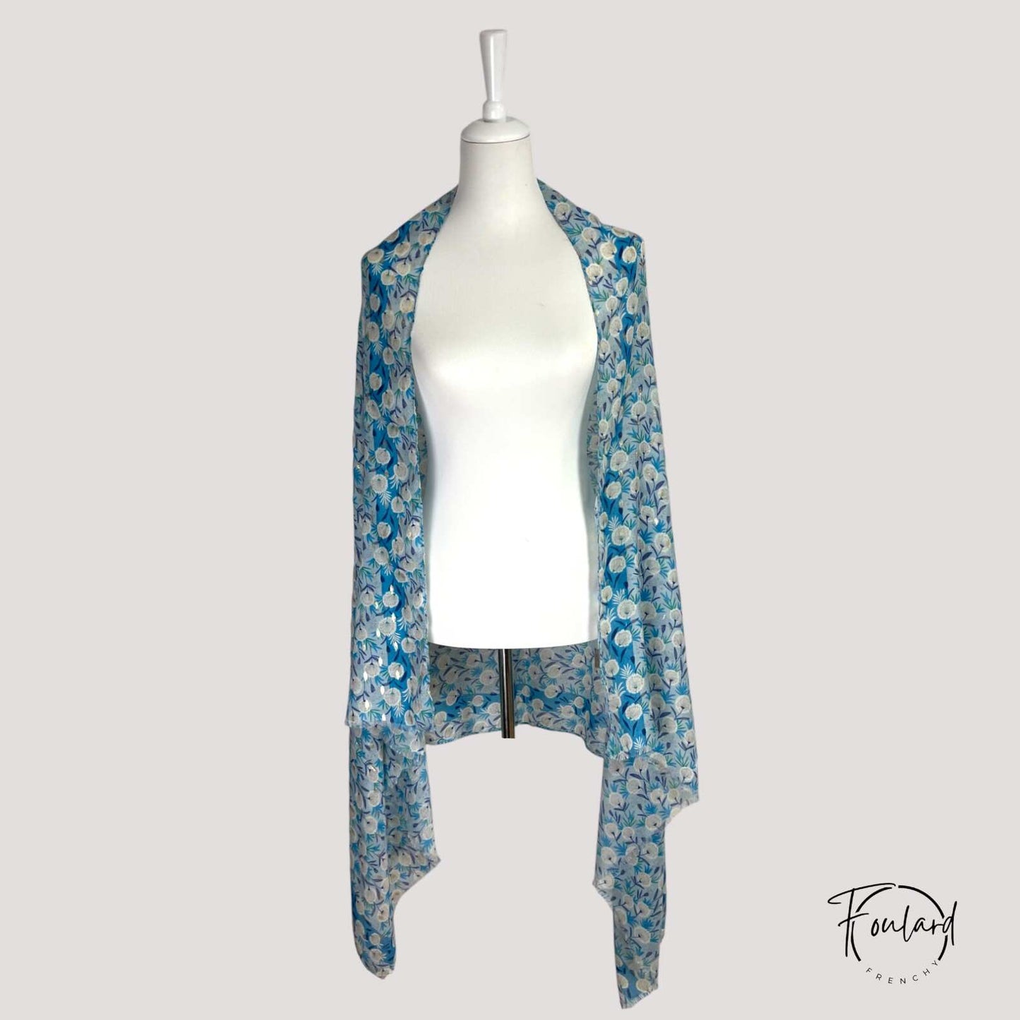 Foulard femme bleu à fleurs blanches et dorées