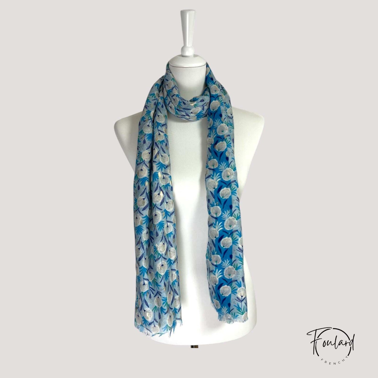 Foulard femme bleu à fleurs blanches et dorées