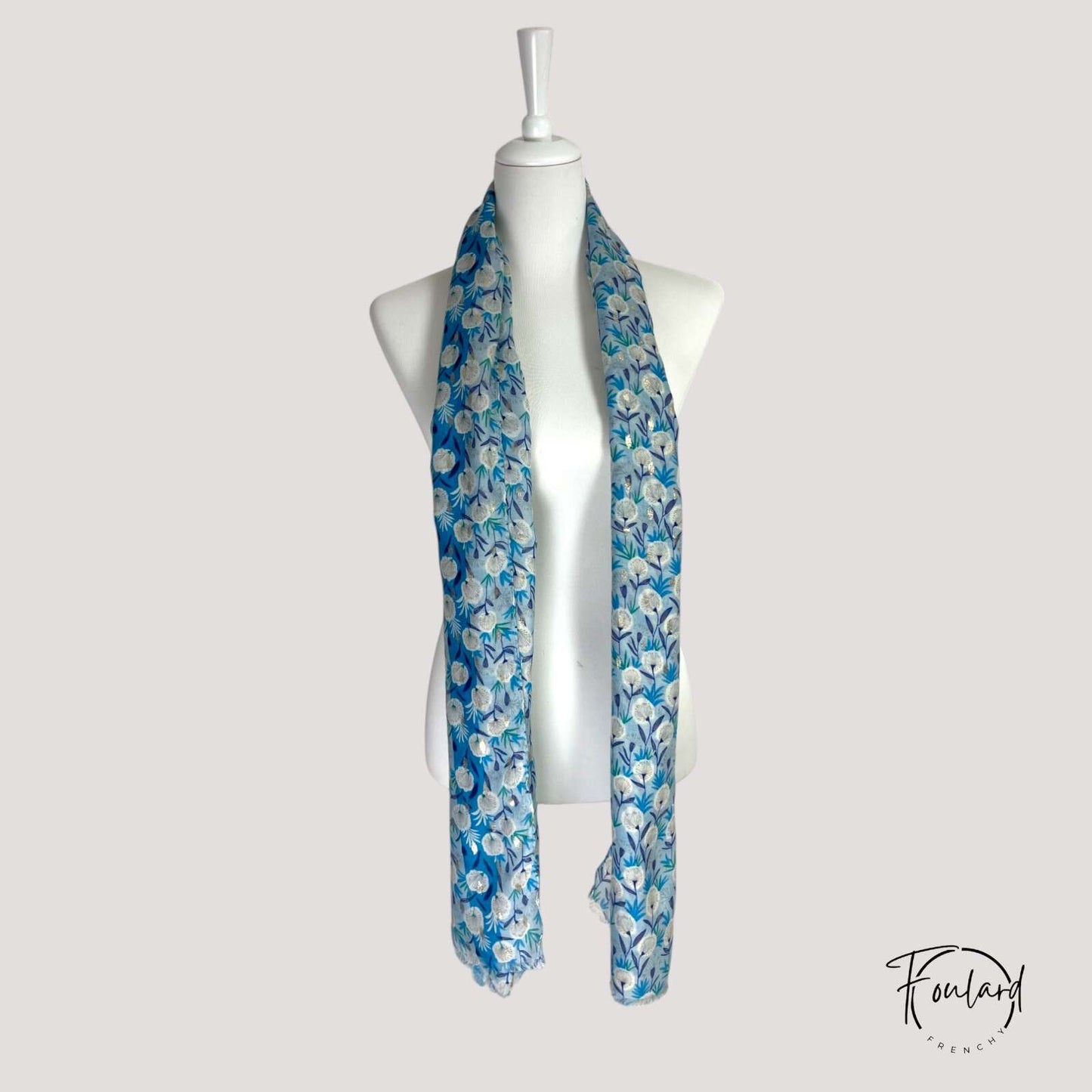 Foulard femme bleu à fleurs blanches et dorées