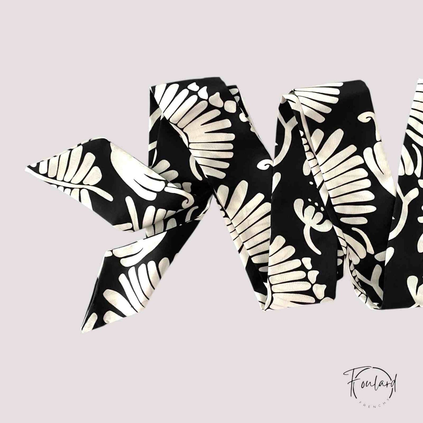 Ceinture foulard noire à motif végétal blanc