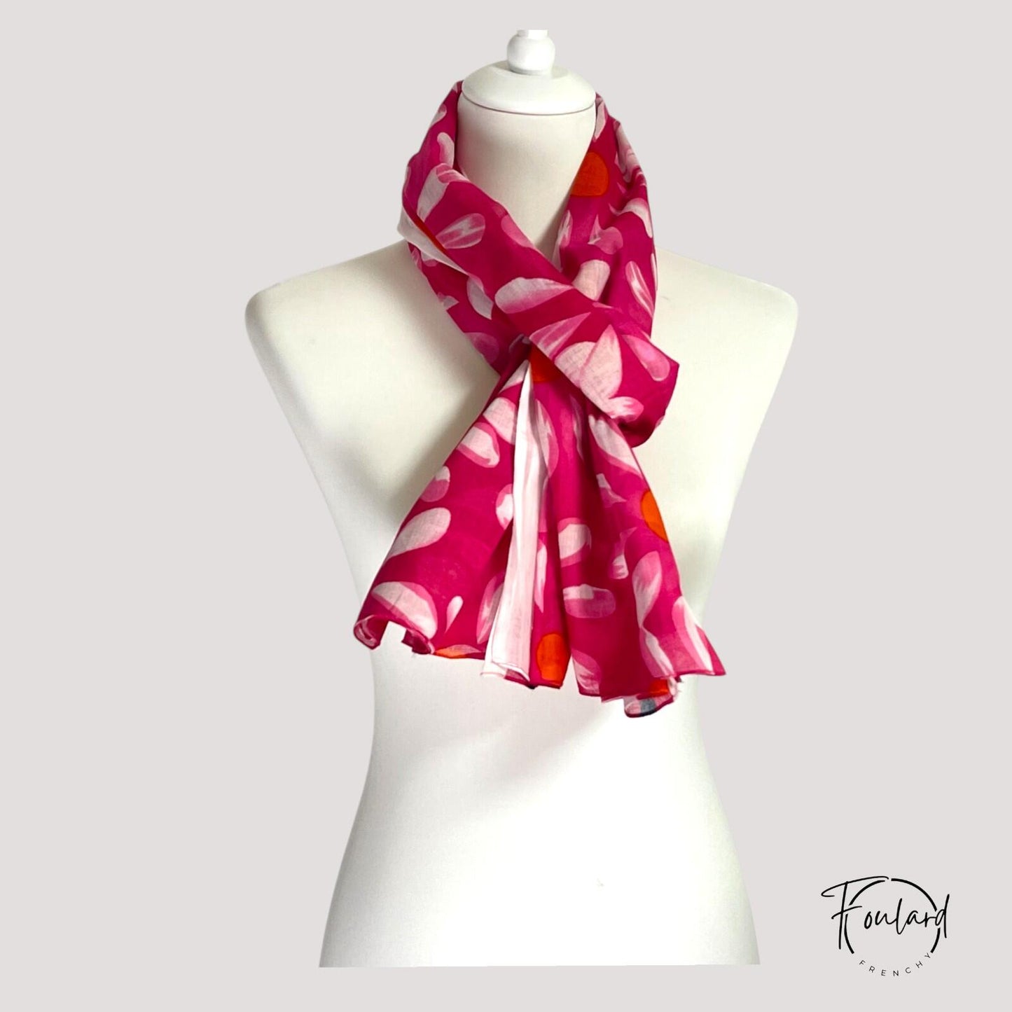 Foulard en coton fuchsia à motifs floraux – Élégance et peps au quotidien