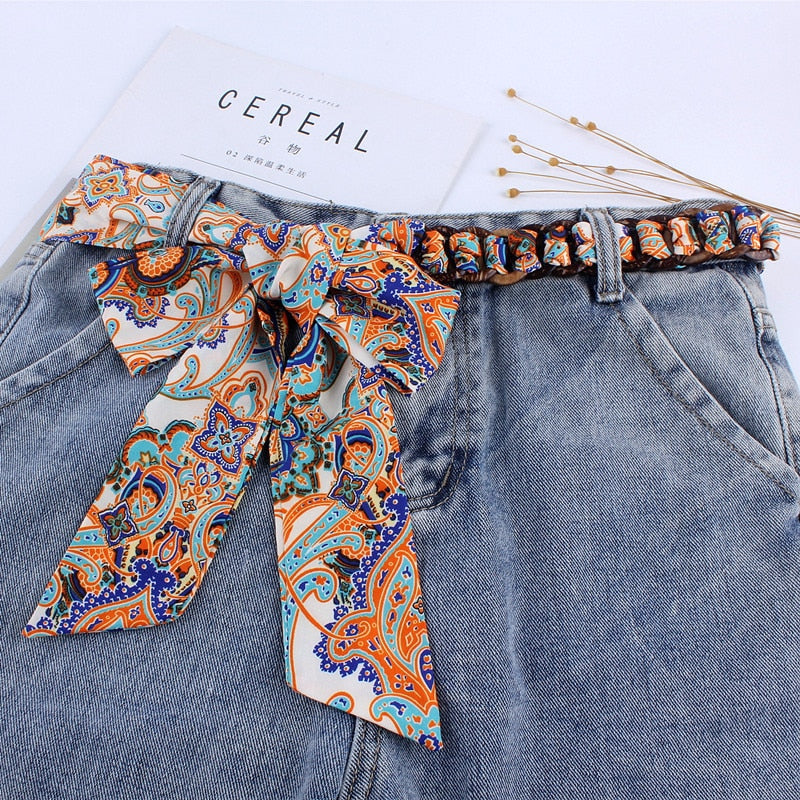 La ceinture foulard à anneaux, pour femme, modèle HILDE, à porter sur pantalon, avec ses motifs baroques orange turquoise et bleu sur fond blanc crème, chez Foulard Frenchy