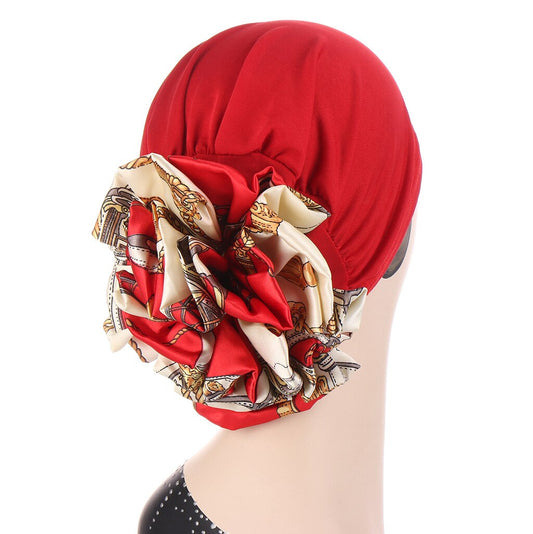Femme portant le foulard chimio bonnet moderne pour femme CATHY rouge uni avec noeud foulard de chez foulard frenchy