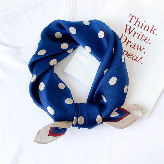 Le sympathique foulard carré de soie bleu à pois ESMA, pour homme et femme, à porter en tour de cou ou à nouer dans les cheveux !