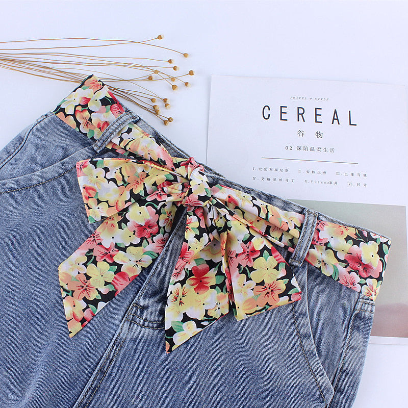La ceinture foulard style "hippie", avec ses motifs fleurs jaune et rose, pour femme, à porter sur pantalon ou robe, de chez foulard frenchy