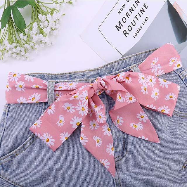 Le foulard ceinture pantalon ou robe pour femme, rose à motifs petites fleurs, de chez foulard frenchy