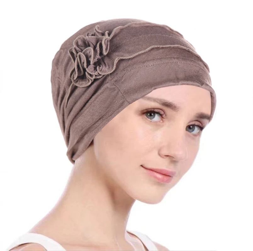 Jeune femme portant un bonnet chimio moderne de la famille de produits foulards chimio bonnets de chez Foulard Frenchy