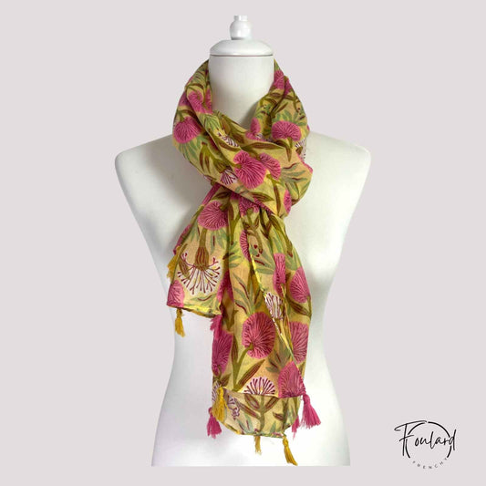 Foulard femme à fleurs roses sur fond jaune