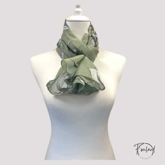 Foulard femme vert sauge à fleurs bleues