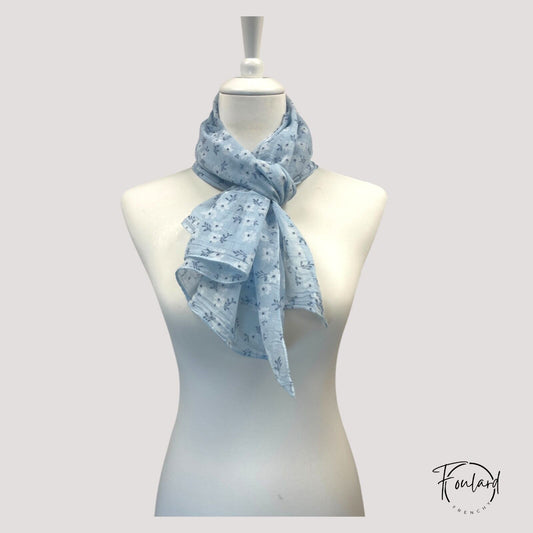 Foulard femme bleu ciel à fleurs blanches
