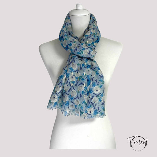 Foulard femme bleu à fleurs blanches et dorées