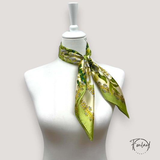 Foulard 70x70 – Éclat printanier en satin vert anis