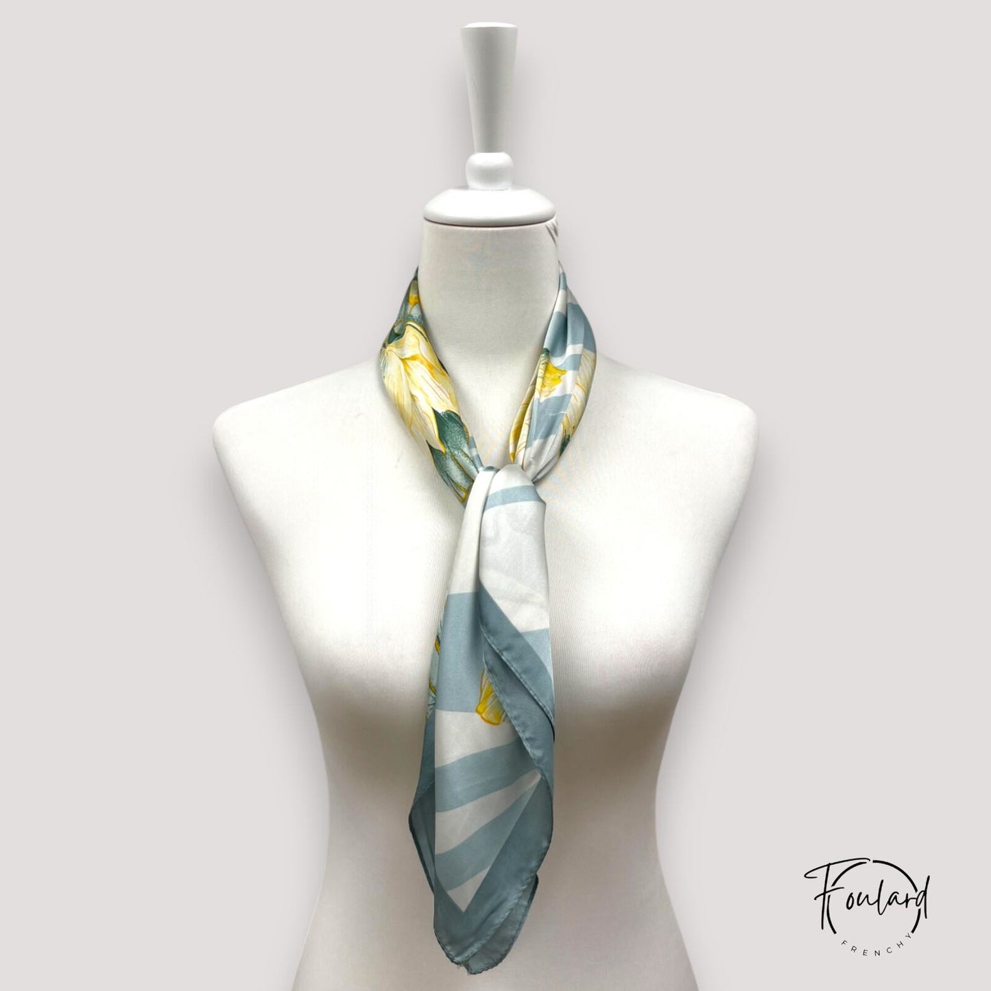 Foulard 70x70 – Élégance végétale en bleu glacier