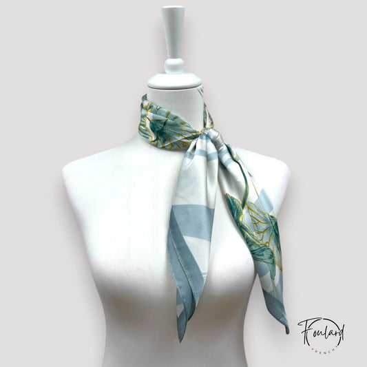 Foulard 70x70 – Élégance végétale en bleu glacier
