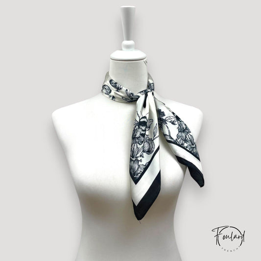 Foulard 70x70 – Élégance intemporelle en noir et blanc floral