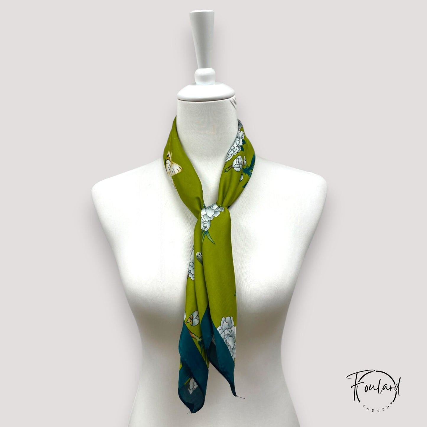 Foulard 70x70 – Motif floral et grue sur fond vert olive