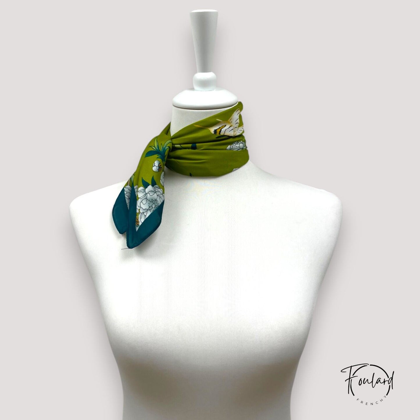 Foulard 70x70 – Motif floral et grue sur fond vert olive