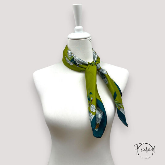 Foulard 70x70 – Motif floral et grue sur fond vert olive