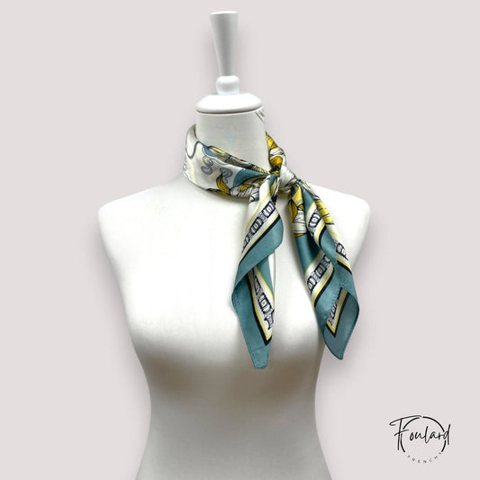 Foulard 70x70 – Motif floral baroque jaune et bleu sur fond crème
