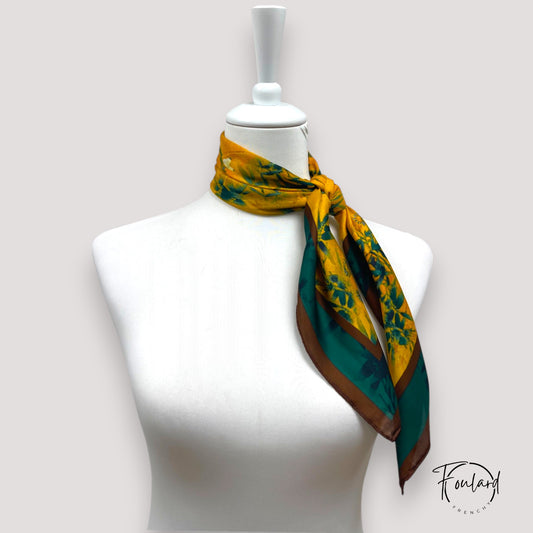 Foulard carré 70x70 – Motif tropical vert et jaune pour un style solaire