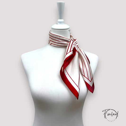 Foulard carré 70x70 – Imprimé floral rouge sur fond ivoire, l’élégance minimaliste
