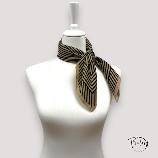 Foulard carré 70x70 – Motif géométrique noir et beige, l'élégance graphique au quotidien