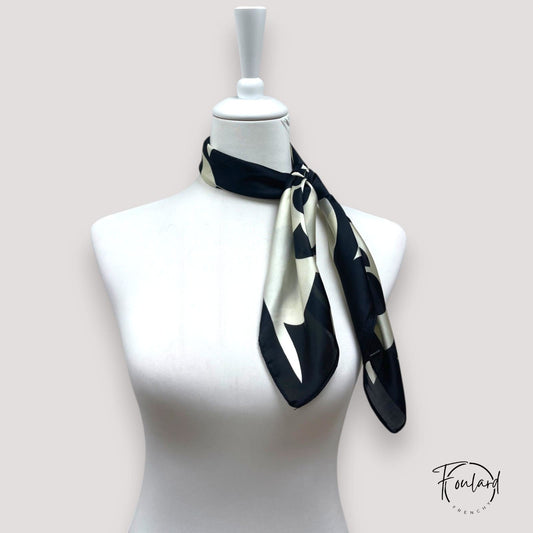 Foulard carré 70x70 – Motif floral noir; écru, l’élégance minimaliste avec une touche graphique