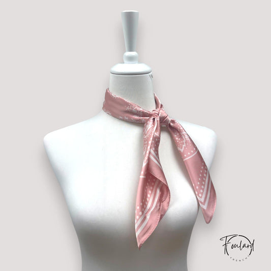 Foulard carré 70x70 – Rose poudré à motif cachemire