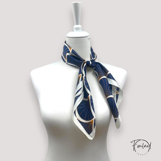 Foulard carré 70x70 – Bleu marine à motif éventail doré