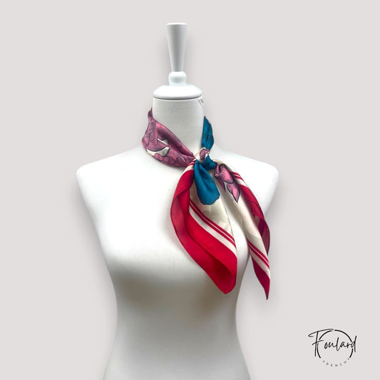 Foulard carré 70x70 – Motif floral coloré rose