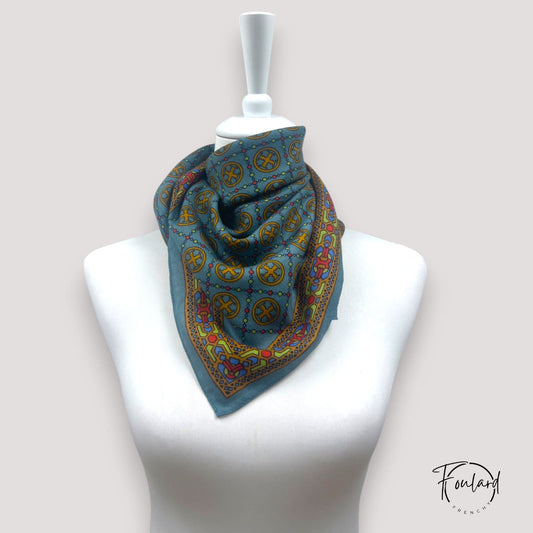 Foulard carré 70x70 – Inspiration orientale bleu canard et ocre