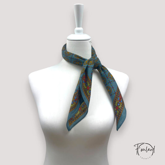 Foulard carré 70x70 – Inspiration orientale bleu canard et ocre