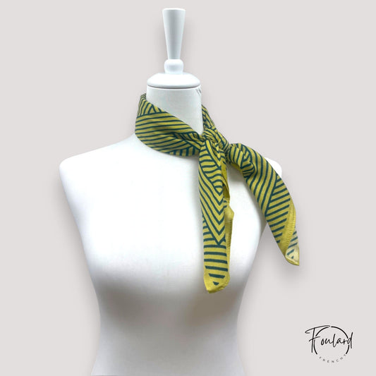 Foulard carré 70x70 – Rayures graphiques vert forêt sur fond jaune