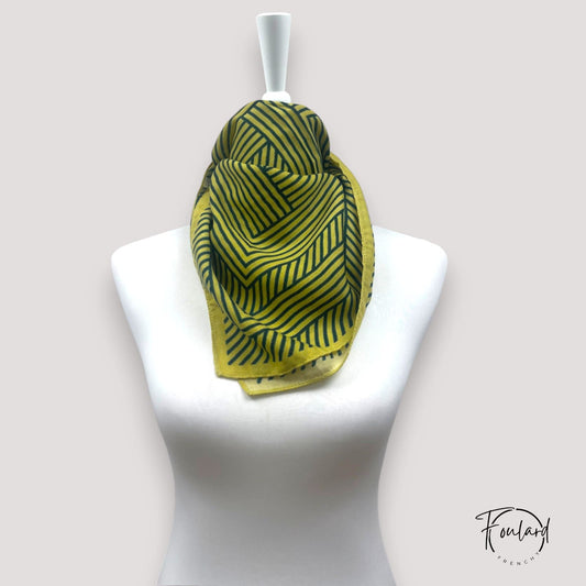 Foulard carré 70x70 – Rayures graphiques vert forêt sur fond jaune
