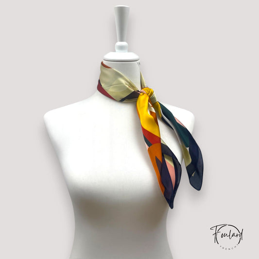 Foulard carré 70x70 – Motif floral abstrait sur fond crème et contours bleu nuit